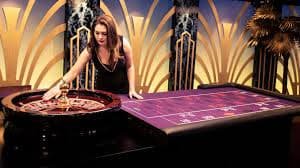Người dùng Việt Nam chơi Live Casino viva88 trên điện thoại với dealer phát trực tiếp